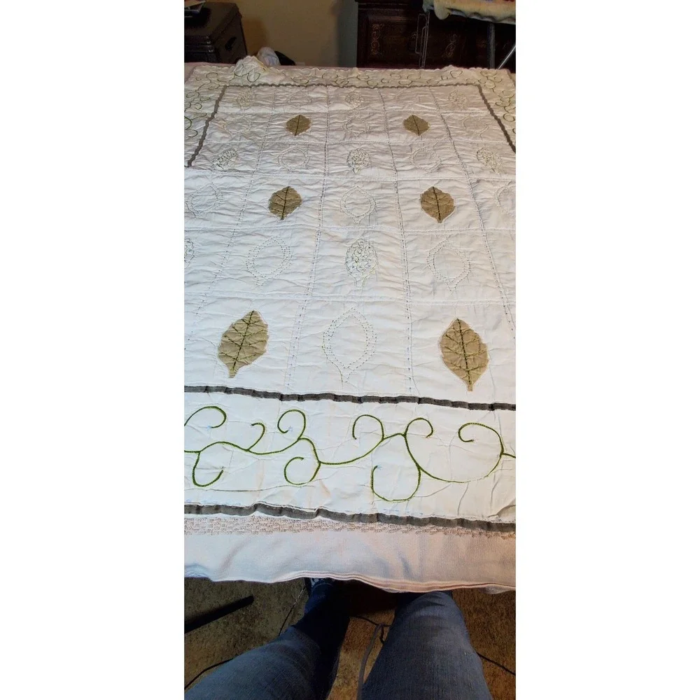 Vtg Handsewn Embroided Lap Quilt '70 Leaf‎ Motif - Need Minor Repair- 55x44